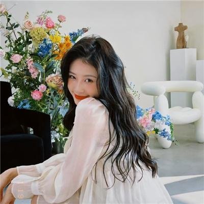 与一位女士合影